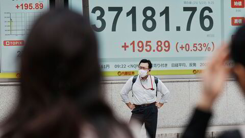 Nikkei-indeksen ved Tokyo-børsen har stabilisert seg etter uroen utløst av USAs handelskrig. Den er vel fem prosent lavere enn ved nyttår. Det er en svak oppgang fredag..